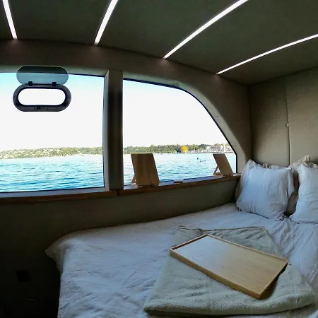 Botel Houseboat - Dormez Sur Le Lac *
